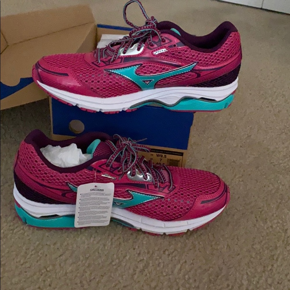 Brand New- Mizuno Wave Legend 3